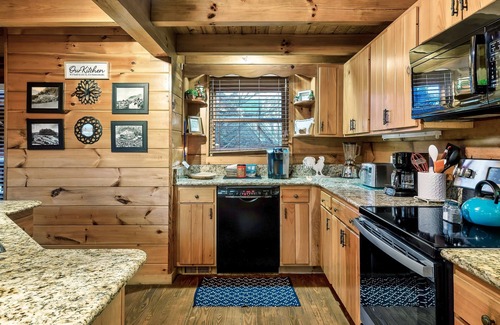 Chalet Village Cabin | Spectacular Mountain Views, Gatlinburg Log Cabin over-looking the National Park