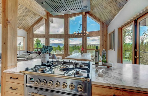 Cle Elum House | Spectacular mountain views, home and garden with private hot tub and sauna