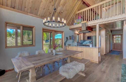 Cle Elum House | Spectacular mountain views, home and garden with private hot tub and sauna