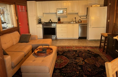 Sidney Cottage | Spectacular ocean views. Private beach. Abundant Wildlife. Winter stormwatching!