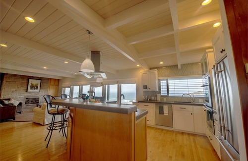 Brookings Apartment | Spectacular Ocean Front Views "Sea Star Escape" A