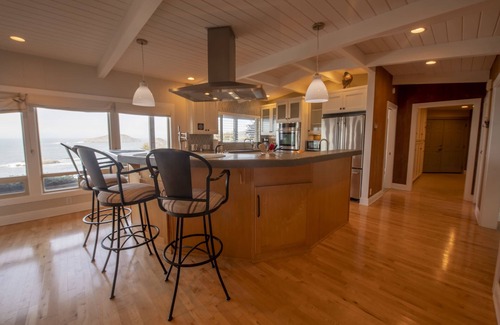 Brookings Apartment | Spectacular Ocean Front Views "Sea Star Escape" A