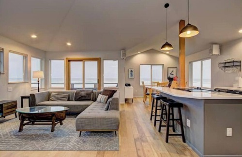 Yachats House | Spectacular Ocean Front, Dog Friendly Home, in the Heart of Yachats