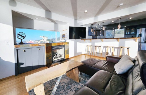 Yachats House | Spectacular Ocean Views! Hot Tub! Walk to Everywhere in Yachats!