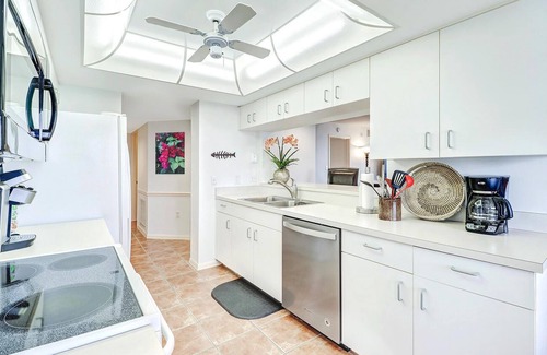 Vanderbilt Beach Apartment | Spectacular penthouse end unit!