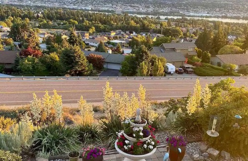 East Wenatchee Apartment | Spectacular skyline, river views from lovely yard. Bright and beautiful space.