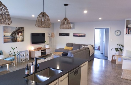 Gisborne House | Spectacular Sponge Bay
