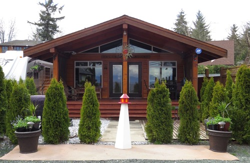 Campbell River Cabin | Spectacular sunrises, beautiful Ocean view & Wild life at your fingertips!