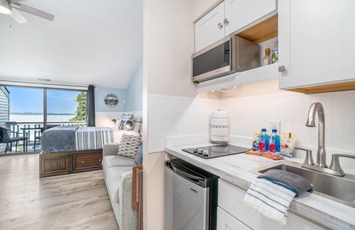 Acme Condo | ☀ Spectacular Sunset Views Studio Condo @ The Shores 5587