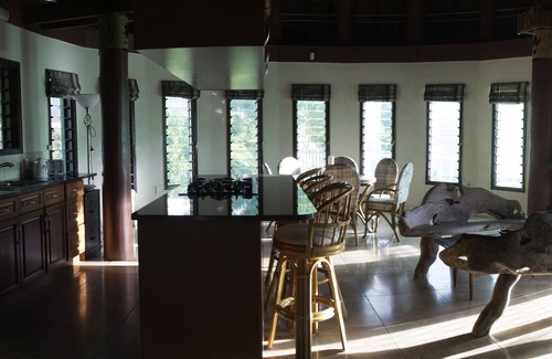 Apia House | Spectacular traditional FALE hidden in the Highlands above Apia