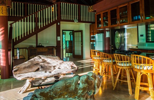 Apia House | Spectacular traditional FALE hidden in the Highlands above Apia