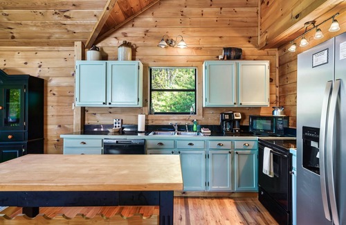 Gatlinburg - Pigeon Forge Cabin | Spectacular Views, Great Location, & Privacy!