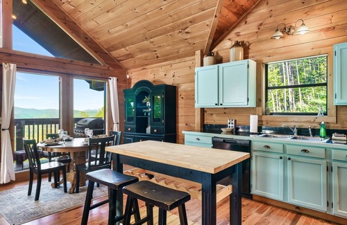 Gatlinburg - Pigeon Forge Cabin | Spectacular Views, Great Location, & Privacy!