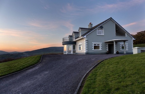 Dingle House | Spectacular views Of Dingle Bay And Town From A Luxurious Home.