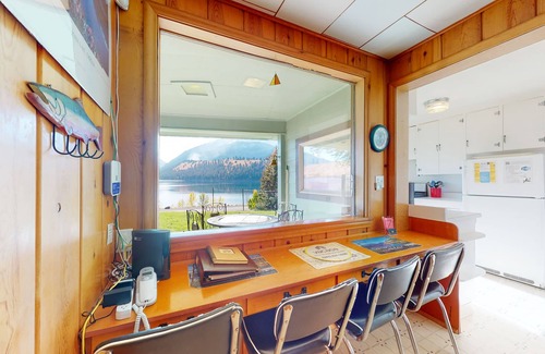 Joseph House | Spectacular Views of Wallowa Lake & Mountains w/Gas Fireplace & Large Yard
