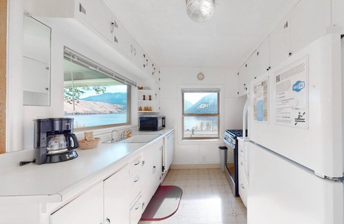 Joseph House | Spectacular Views of Wallowa Lake & Mountains w/Gas Fireplace & Large Yard