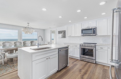 Kiwanda Shores House | Spectacular Views from this Beachfront Home literally Steps to the Sand!