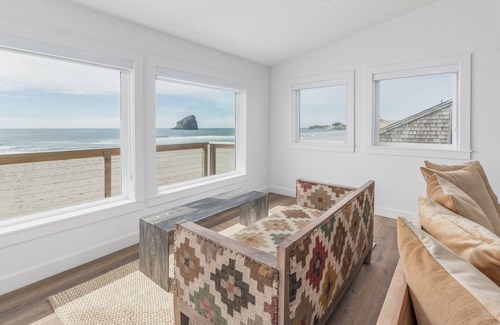 Kiwanda Shores House | Spectacular Views from this Beachfront Home literally Steps to the Sand!