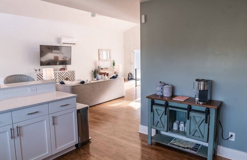 Northside House | Spectacular Views ~ Walk to Riverfront!