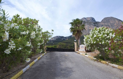 Polop House | Spectacular villa with Jacuzzi, in avocado estate, capacity for 19 people