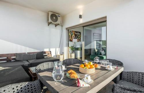 Achakkar Apartment | Spectacular Waterfront Sunset & 360 Ocean View