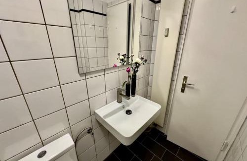 Golzheim Apartment | Spectecular Rhineview Fair Parking Luxury 12 Pers
