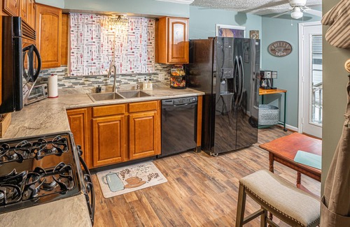 Speedway House | Speedway Pit Stop Bungalow in the heart of Speedway. Walk to IMS, & Restaurants