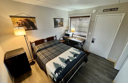 North Greece House | Spencerport - Cozy Cabin Inn - Sleeps 2, 1 Full Size Bed