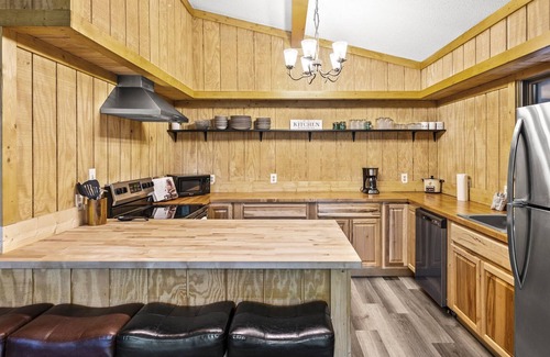 Gatlinburg - Pigeon Forge Cabin | Spend 2 nights and get 1 FREE - all February! Escape to Hibernation Station