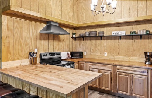 Gatlinburg - Pigeon Forge Cabin | Spend 2 nights and get 1 FREE - all February! Escape to Hibernation Station
