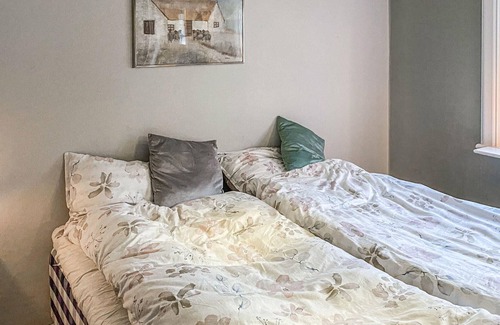 Linkoping House | Spend a relaxing vacation in the inviting cottage with plenty of space for the whole family.