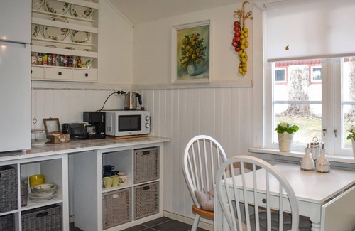 Vankiva House | Spend an unforgettable time in this inviting cottage with beautiful views of the countryside.