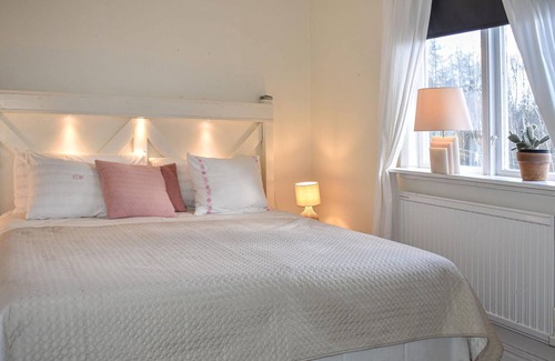 Vankiva House | Spend an unforgettable time in this inviting cottage with beautiful views of the countryside.