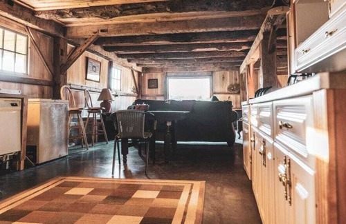 Pomeroy House | Spend some time in a lovely pre-civil war barn!