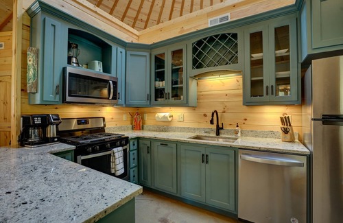 Cherokee Cabin | Spicewood, Luxury 2BD 2BA Yurt w/Hot Tub in Scenic Deep Creek area of WNC