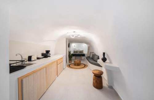 Akrotiri House | Spilia Caves Santorini