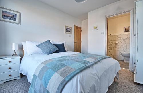 Wyke Regis House | Spindrift - views of Chesil beach dog friendly