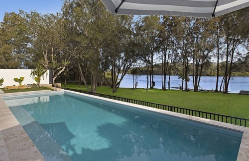 Wamberal House | SPLASH - LAKEFRONT WITH POOL