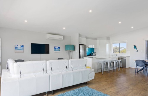 Normanville House | Splash on Defiance - 7 Defiance Court
