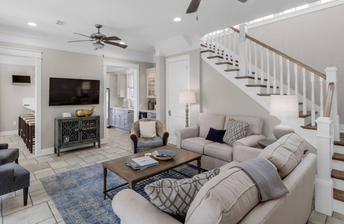 Sunnyside House | Splash Pool, Carriage House, Free Beach Chair Setup & Attraction Tickets!