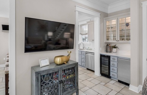 Sunnyside House | Splash Pool, Carriage House, Free Beach Chair Setup & Attraction Tickets!