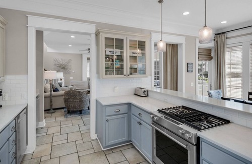Sunnyside House | Splash Pool, Carriage House, Free Beach Chair Setup & Attraction Tickets!