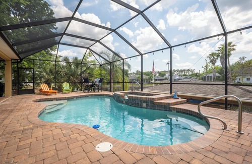 Palm Harbor Cottage | Splashing Dolphins