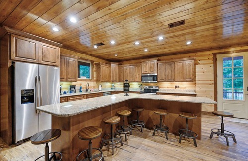 Hochatown Cabin | SplashTime Lodge: 4 BR + POOL, 4.5 Bath, Sleeps 18