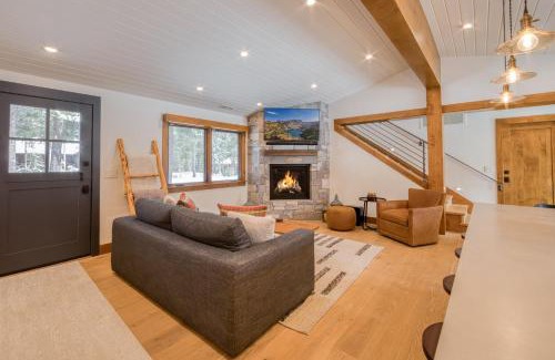 Chamberlands House | Splendid at Chamberlands by Tahoe Getaways - Chamberlands HOA, Private Hot Tub & Walk to Lake Tahoe