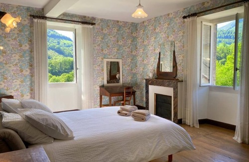 Issor Bed & Breakfast | Splendid farmhouse at the foot of the Pyrenees, breathtaking view