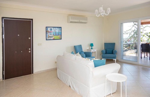 Kadıkale Apartment | Splendid House with Sea View and Shared Pool in Bodrum