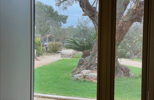 San Michele Salentino House | Splendid property with swimming pool -Trullo Petra Nera - in Apulia