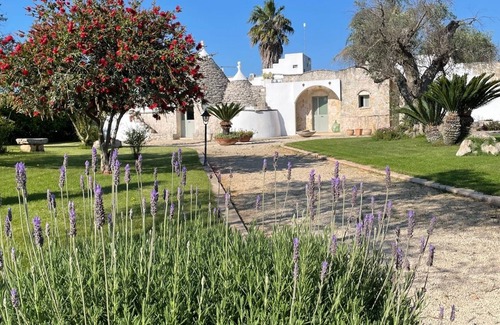 San Michele Salentino House | Splendid property with swimming pool -Trullo Petra Nera - in Apulia