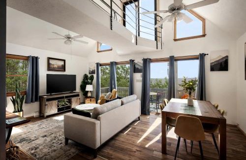 Romney House | Splendid Mountaintop Cabin Retreat near South Branch Potomac River in West Virginia